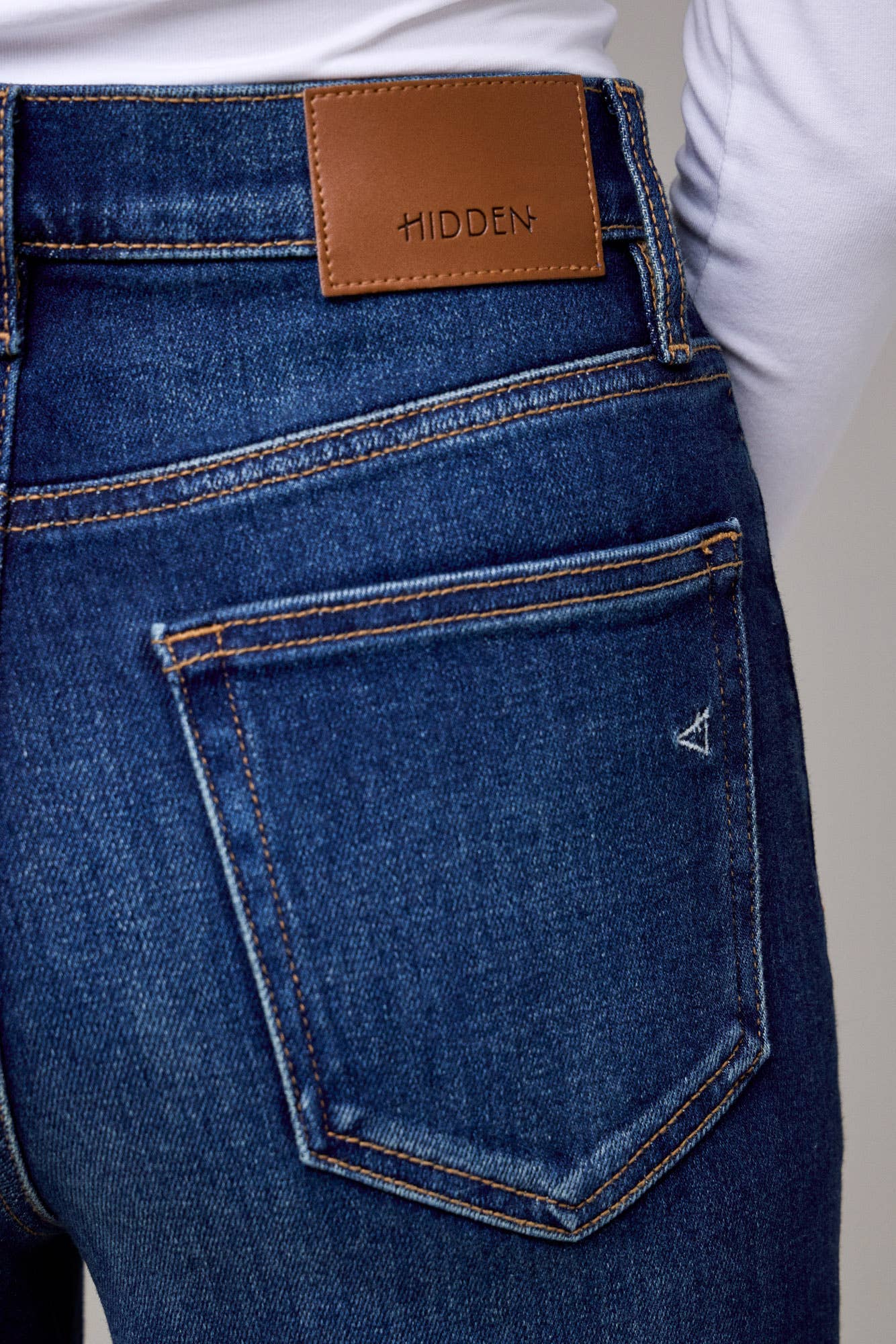CLEAN STRETCH DAD JEANS by Hidden Jeans